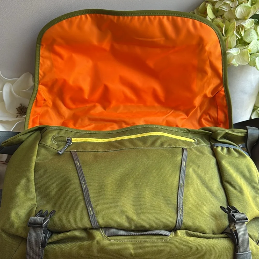 RARE Retired Style! Patagonia Half Mass 15L Messenger Bag in Green